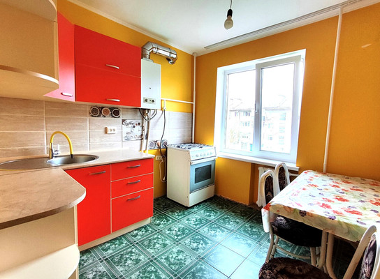 Продам трехкомнатную (3-комн.) квартиру, Беляева ул, 12, Апшеронск г