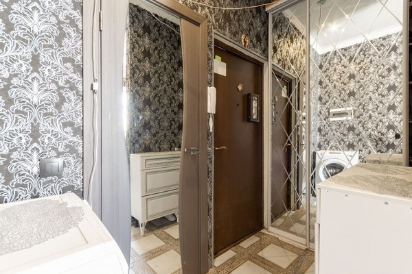 Продам трехкомнатную (3-комн.) квартиру, Смольный пр-кт, 9А, Санкт-Петербург г
