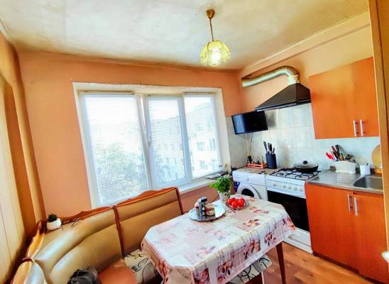 Продам трехкомнатную (3-комн.) квартиру, Луначарского ул, 147, Белореченск г