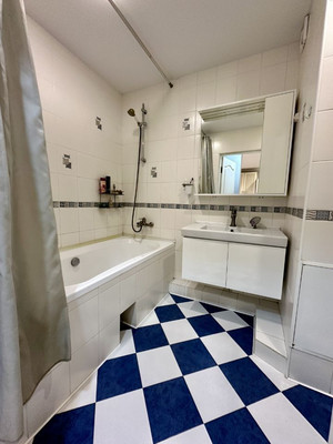 Продам трехкомнатную (3-комн.) квартиру, Петрозаводская ул, 32, Ростов-на-Дону г