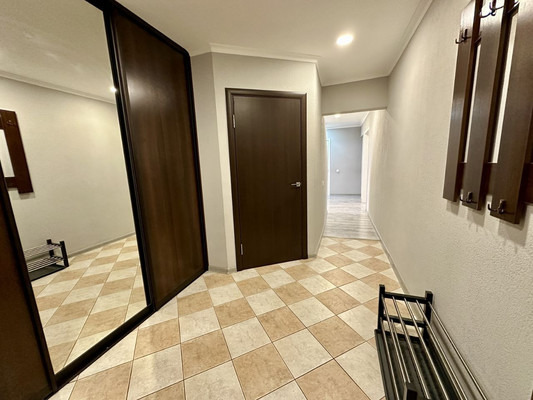 Продам трехкомнатную (3-комн.) квартиру, Петрозаводская ул, 32, Ростов-на-Дону г