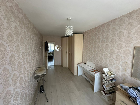 Продам трехкомнатную (3-комн.) квартиру, Октябрьская ул, 4к2, Великий Новгород г
