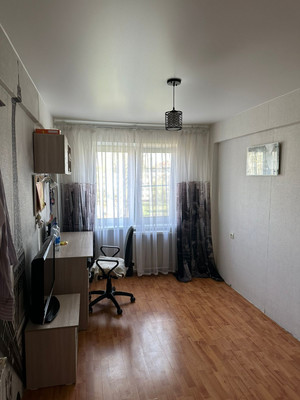 Продам трехкомнатную (3-комн.) квартиру, Октябрьская ул, 4к2, Великий Новгород г