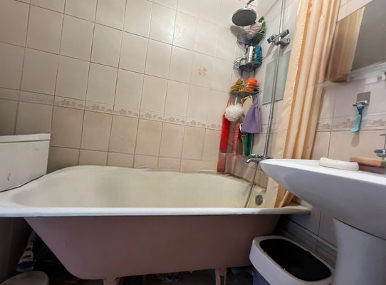Продам трехкомнатную (3-комн.) квартиру, Чертановская ул, 21к2, Москва г