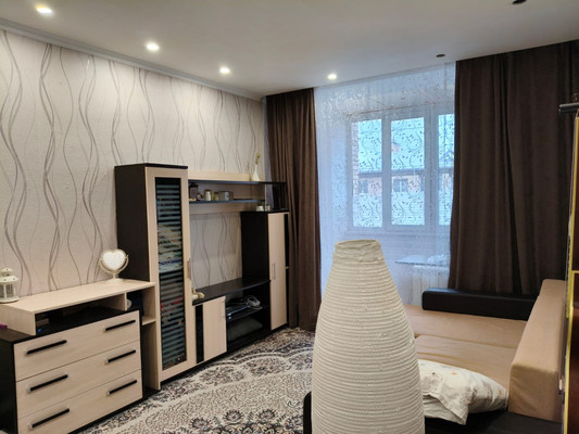Продам трехкомнатную (3-комн.) квартиру, Вышгородская ул, 13к1, Зверево д