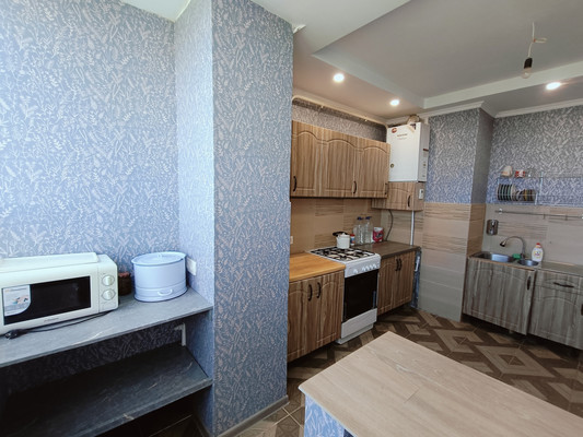 Продам трехкомнатную (3-комн.) квартиру, Вышгородская ул, 13к1, Зверево д