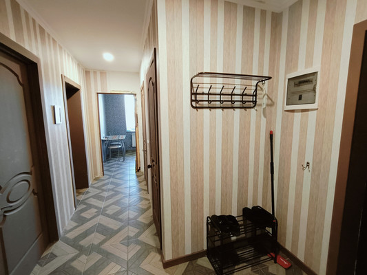 Продам трехкомнатную (3-комн.) квартиру, Вышгородская ул, 13к1, Зверево д