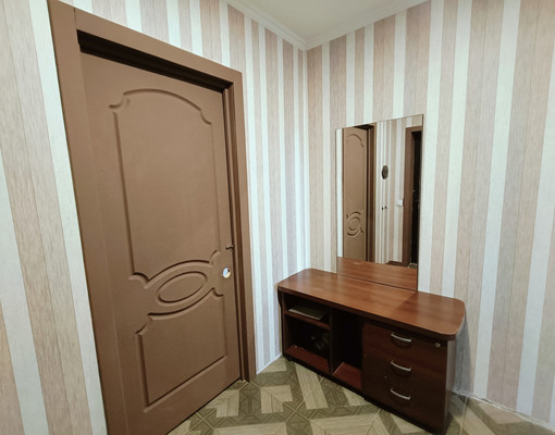 Продам трехкомнатную (3-комн.) квартиру, Вышгородская ул, 13к1, Зверево д