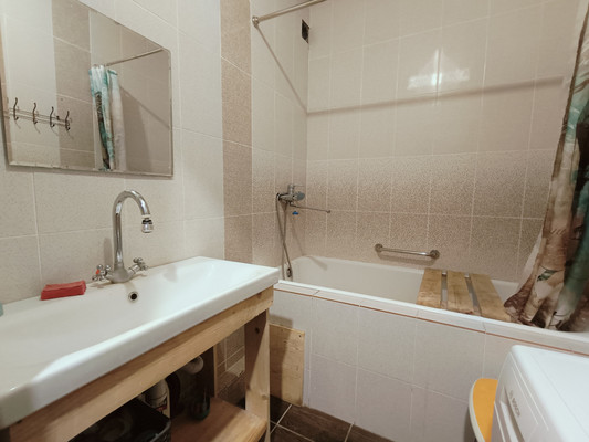 Продам трехкомнатную (3-комн.) квартиру, Вышгородская ул, 13к1, Зверево д