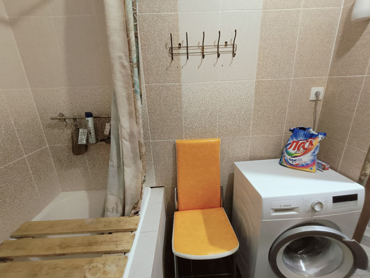 Продам трехкомнатную (3-комн.) квартиру, Вышгородская ул, 13к1, Зверево д