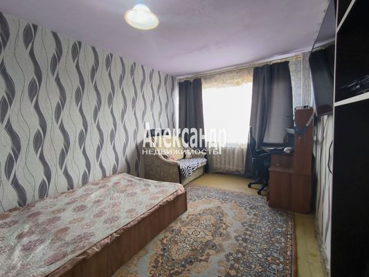 Продам трехкомнатную (3-комн.) квартиру, Гатчинская ул, 18А, Коммунар г