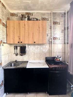 Продам трехкомнатную (3-комн.) квартиру, Гатчинская ул, 18А, Коммунар г