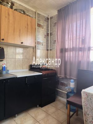 Продам трехкомнатную (3-комн.) квартиру, Гатчинская ул, 18А, Коммунар г