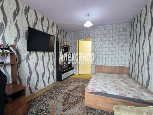 Продам трехкомнатную (3-комн.) квартиру, Гатчинская ул, 18А, Коммунар г