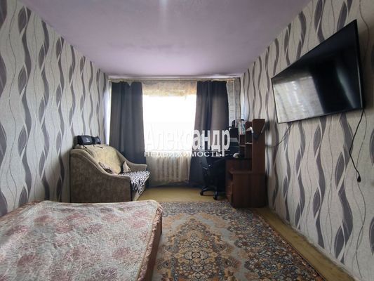 Продам трехкомнатную (3-комн.) квартиру, Гатчинская ул, 18А, Коммунар г