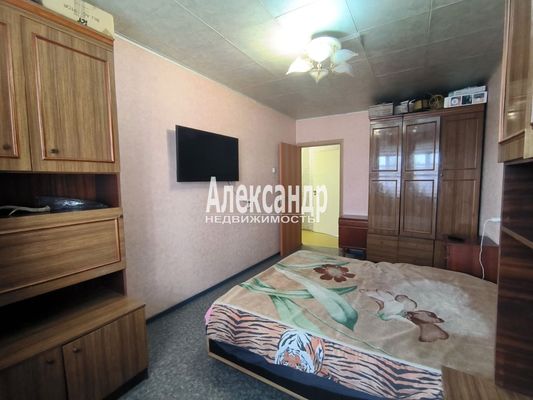 Продам трехкомнатную (3-комн.) квартиру, Гатчинская ул, 18А, Коммунар г