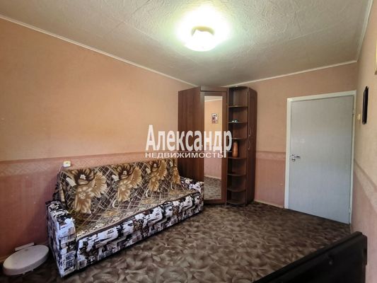 Продам трехкомнатную (3-комн.) квартиру, Гатчинская ул, 18А, Коммунар г