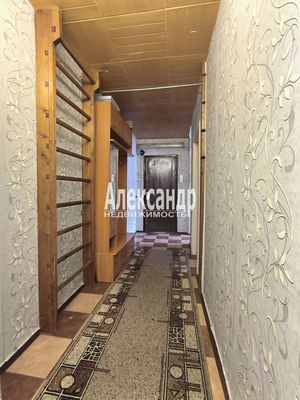 Продам трехкомнатную (3-комн.) квартиру, Гатчинская ул, 18А, Коммунар г
