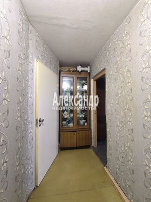 Продам трехкомнатную (3-комн.) квартиру, Гатчинская ул, 18А, Коммунар г