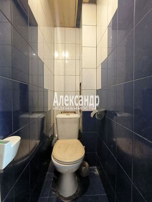 Продам трехкомнатную (3-комн.) квартиру, Гатчинская ул, 18А, Коммунар г