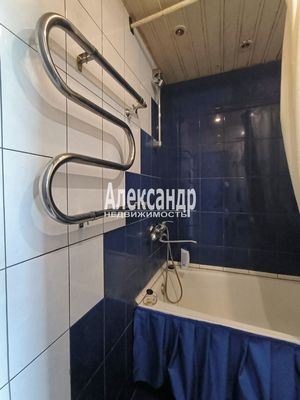 Продам трехкомнатную (3-комн.) квартиру, Гатчинская ул, 18А, Коммунар г