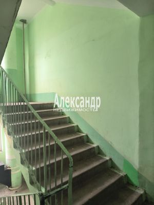 Продам трехкомнатную (3-комн.) квартиру, Гатчинская ул, 18А, Коммунар г