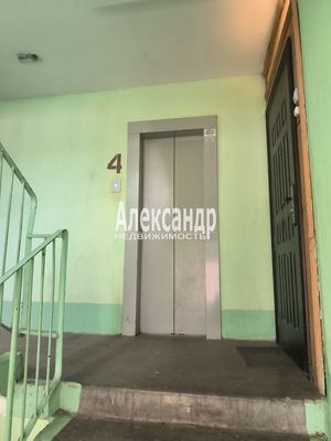 Продам трехкомнатную (3-комн.) квартиру, Гатчинская ул, 18А, Коммунар г
