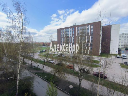 Продам трехкомнатную (3-комн.) квартиру, Гатчинская ул, 18А, Коммунар г