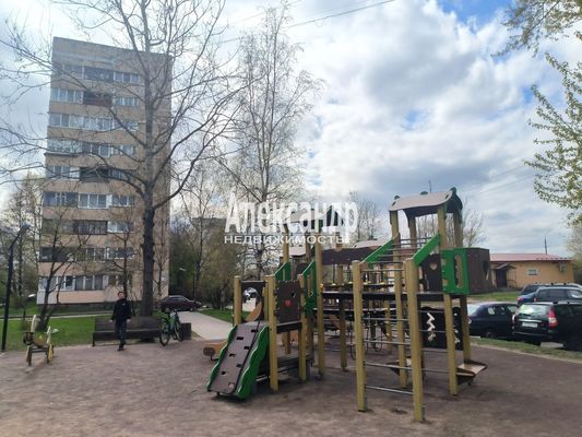 Продам трехкомнатную (3-комн.) квартиру, Гатчинская ул, 18А, Коммунар г