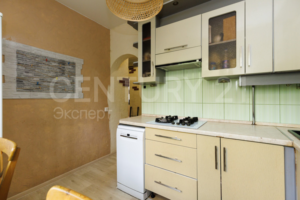 Продам трехкомнатную (3-комн.) квартиру, Харьковская ул, 65-69 , Калининград г