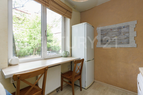 Продам трехкомнатную (3-комн.) квартиру, Харьковская ул, 65-69 , Калининград г