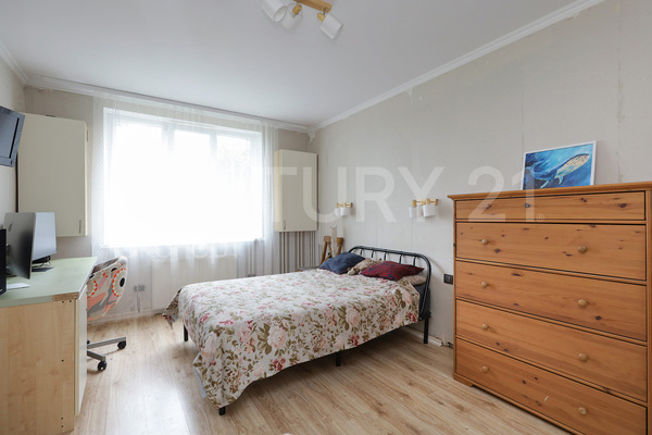 Продам трехкомнатную (3-комн.) квартиру, Харьковская ул, 65-69 , Калининград г