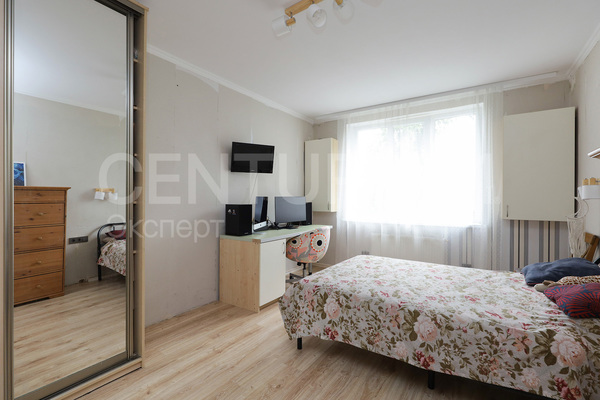 Продам трехкомнатную (3-комн.) квартиру, Харьковская ул, 65-69 , Калининград г