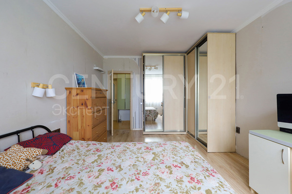 Продам трехкомнатную (3-комн.) квартиру, Харьковская ул, 65-69 , Калининград г
