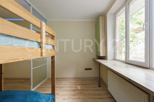 Продам трехкомнатную (3-комн.) квартиру, Харьковская ул, 65-69 , Калининград г