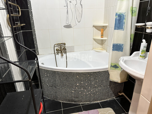 Продам трехкомнатную (3-комн.) квартиру, 50 лет Октября ул, 37, Северская ст-ца