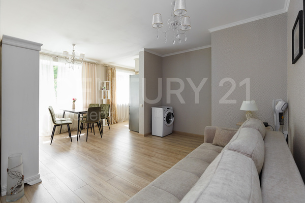 Продам трехкомнатную (3-комн.) квартиру, Театральная ул, 15 , Калининград г