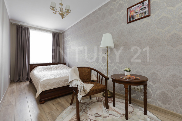 Продам трехкомнатную (3-комн.) квартиру, Театральная ул, 15 , Калининград г
