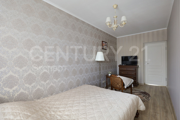 Продам трехкомнатную (3-комн.) квартиру, Театральная ул, 15 , Калининград г