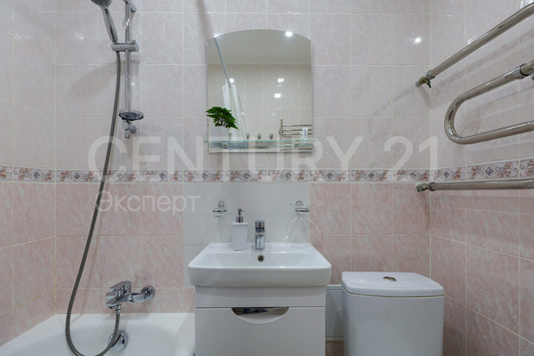 Продам трехкомнатную (3-комн.) квартиру, Театральная ул, 15 , Калининград г