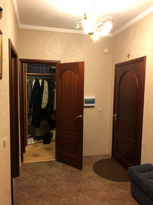 Продам трехкомнатную (3-комн.) квартиру, Октябрьская ул, 10, Великий Новгород г