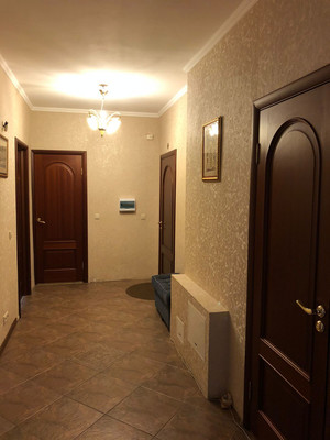 Продам трехкомнатную (3-комн.) квартиру, Октябрьская ул, 10, Великий Новгород г