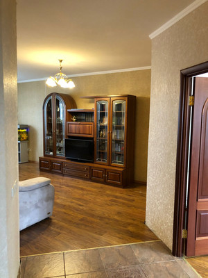 Продам трехкомнатную (3-комн.) квартиру, Октябрьская ул, 10, Великий Новгород г