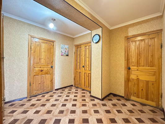 Продам трехкомнатную (3-комн.) квартиру, Мовсисяна ул, 20, Нальчик г