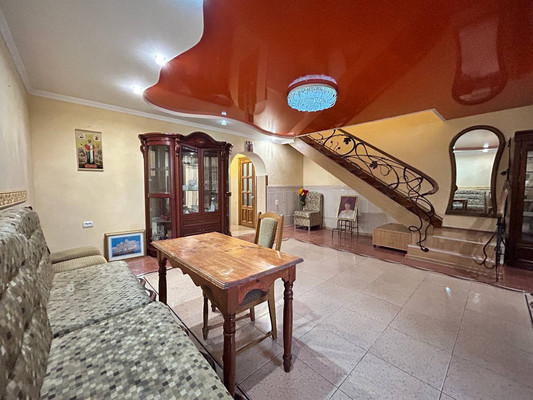Продам трехкомнатную (3-комн.) квартиру, Генерала Захарова ул, 9к2, Симферополь г
