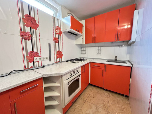 Продам трехкомнатную (3-комн.) квартиру, Генерала Захарова ул, 9к2, Симферополь г