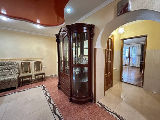 Продам трехкомнатную (3-комн.) квартиру, Генерала Захарова ул, 9к2, Симферополь г