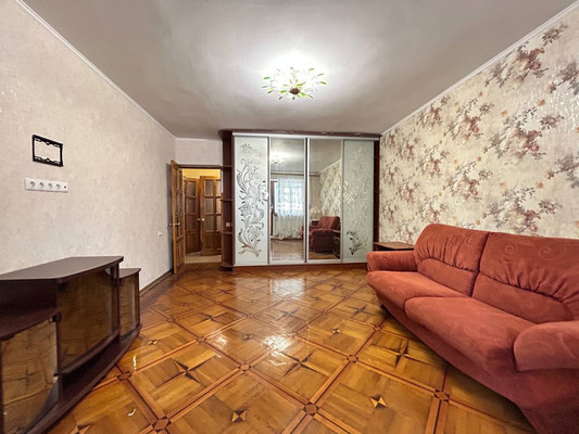 Продам трехкомнатную (3-комн.) квартиру, Генерала Захарова ул, 9к2, Симферополь г