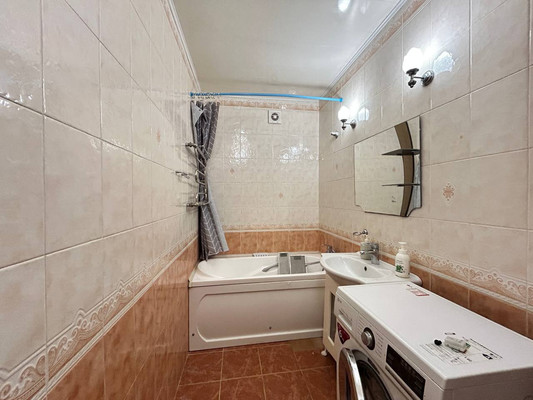Продам трехкомнатную (3-комн.) квартиру, Генерала Захарова ул, 9к2, Симферополь г