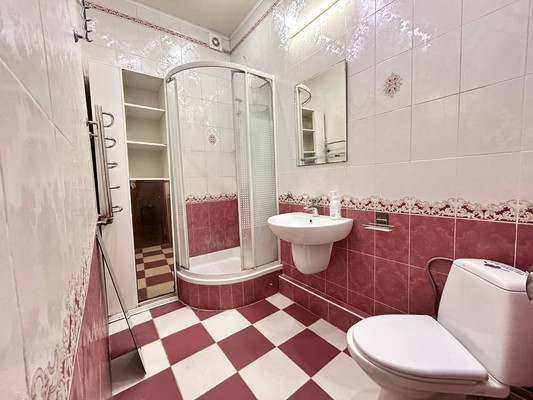 Продам трехкомнатную (3-комн.) квартиру, Генерала Захарова ул, 9к2, Симферополь г